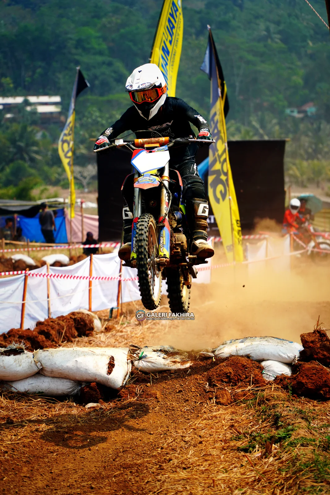 CRF06386 Olahraga Grasstrack AntiCrop