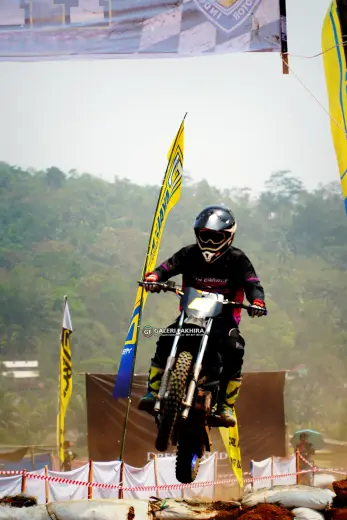 CRF06387 Olahraga Grasstrack AntiCrop
