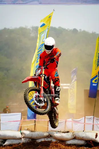 CRF06388 Olahraga Grasstrack AntiCrop