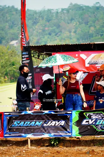 CRF06392 Olahraga Grasstrack AntiCrop