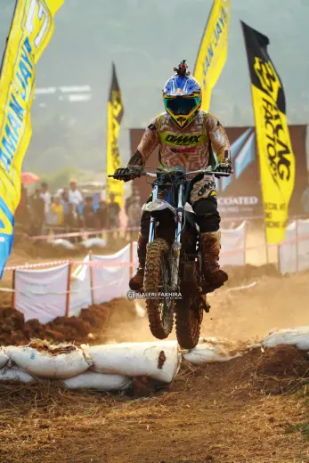 CRF06827